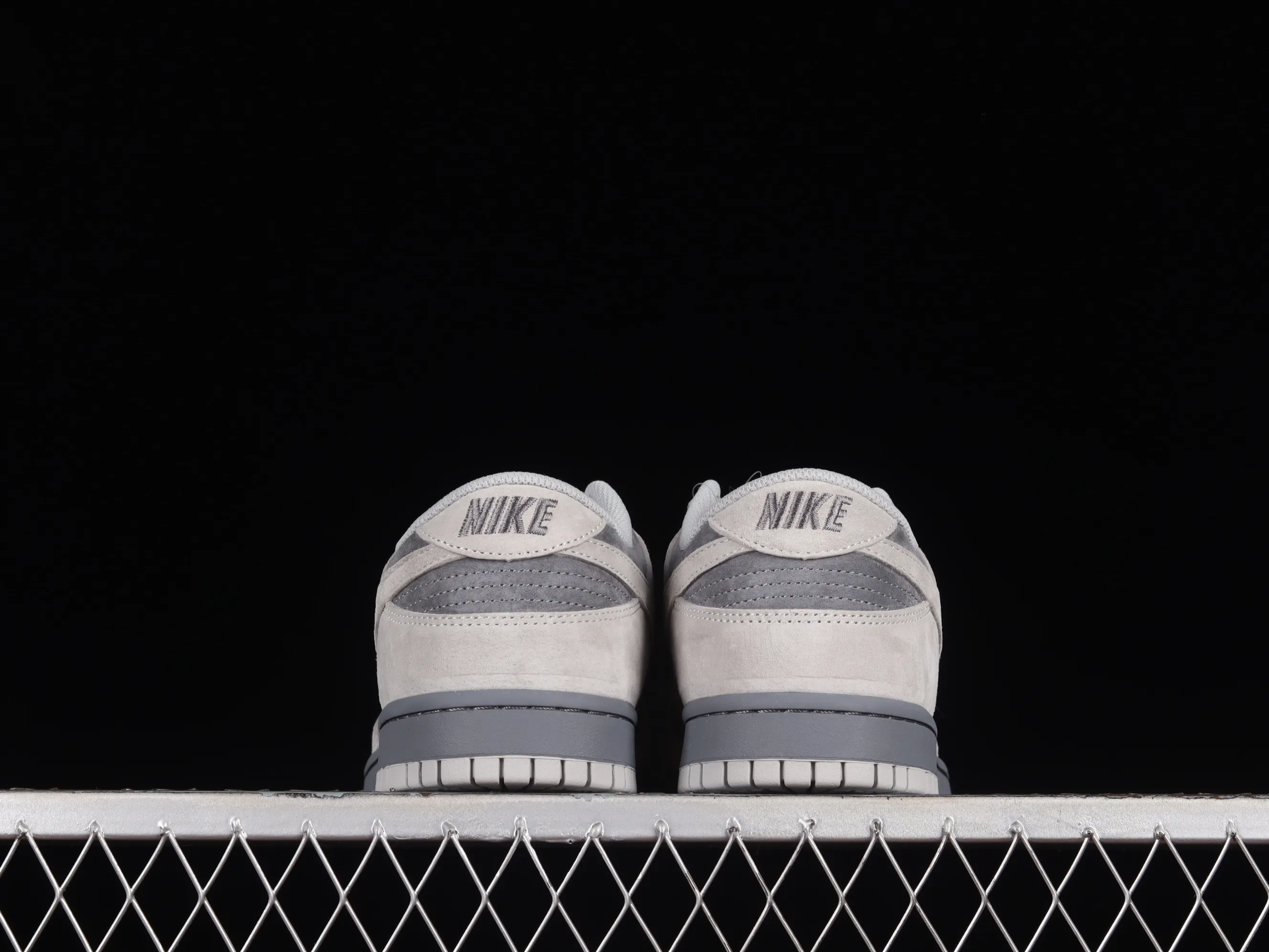 All Categories Nk SB Dunk Series Nk SB Dunk Low Low-top sneakers Otomo Katsuhiro x Nk SB Dunk Low "Steamboy OST" Creative customization collaboration Otomo Katsuhiro co-branded SB low-top sports and leisure sneakers DD3699-003